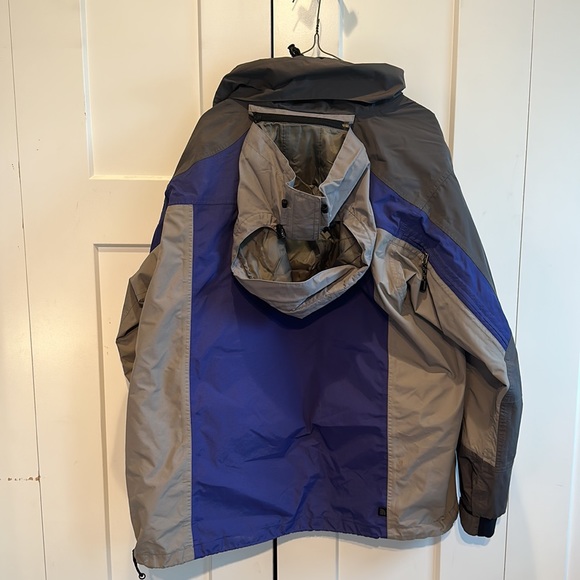 Vintage 1980s North Face Jacket with Removable Hood. - Picture 2 of 2